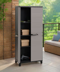Mobile Tuttopiani Toomax su terrazza con balcone, ambiente esterno elegante con divano in rattan, perfetto per organizzare spazi outdoor