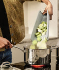 immagine-5-joseph-joseph-tagliere-pieghevole-da-cucina-in-plastica-21x26cm-blu-ean-5028420005073