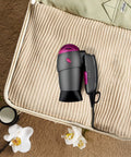 Phon da viaggio Zephir 1200W con manico pieghevole riposto in valigia beige, asciugacapelli compatto ideale per viaggi e vacanze