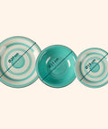 Set piatti stoneware disponibili in colori assortiti: verde, nero, rosso, arancione e giallo, mix di tonalità calde e fresche